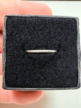 925 Sterling Silver 1.2mm Vintage Band Estate Ring (size 5) (.61g)